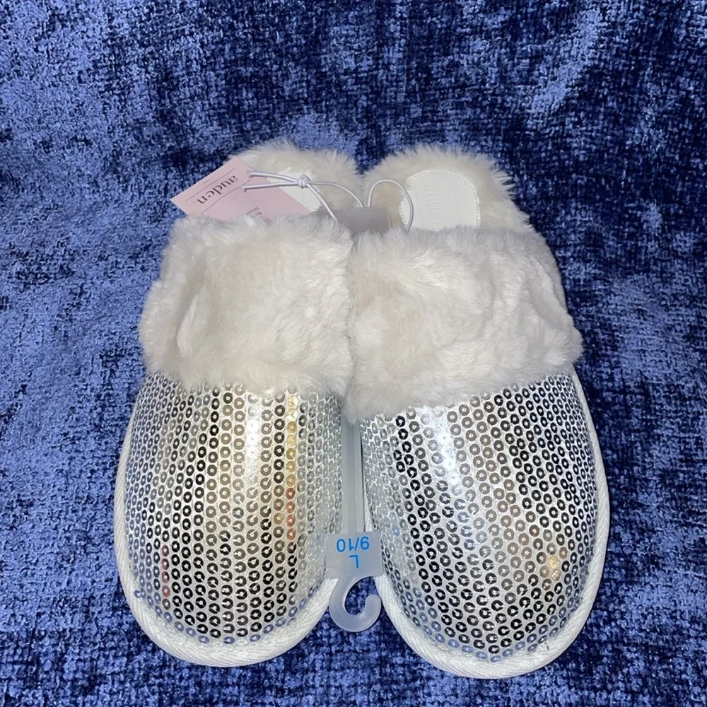 NWT Auden Cream Fuzzy Slippers with Silver Sequin Accents.  Size Large 9/10. - Picture 2 of 7